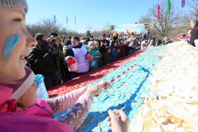 Хит-парад 'крымских маразмов': от мочалок-триколоров до Путина на капоте