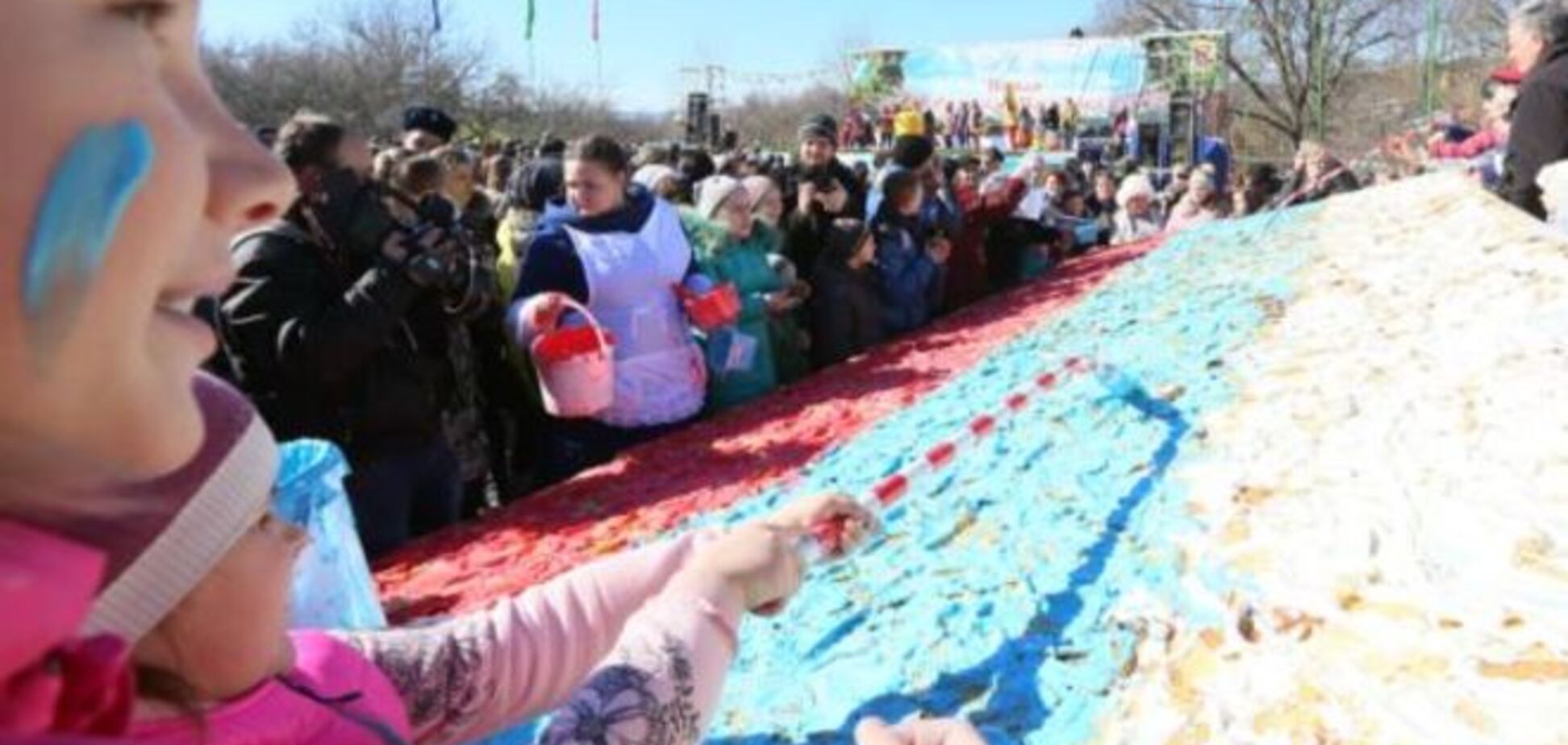 Хит-парад 'крымских маразмов': от мочалок-триколоров до Путина на капоте