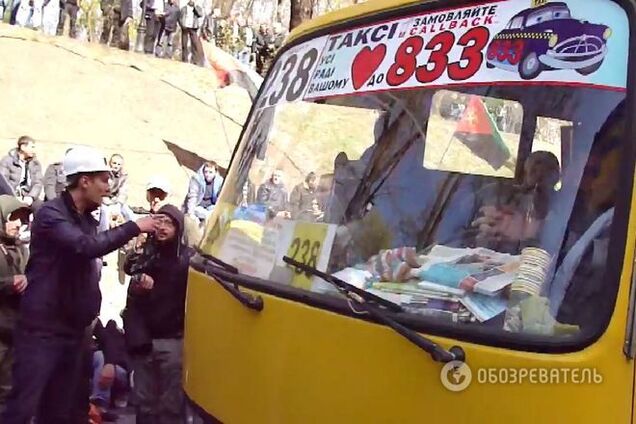 У Києві шахтарі заблокували маршрутку: опубліковано фото і відео