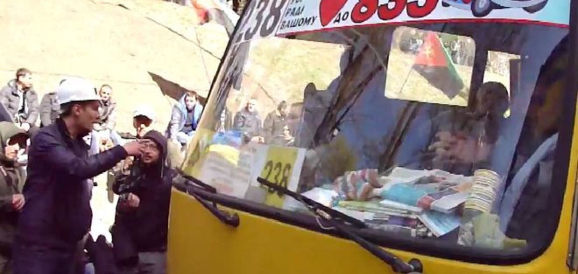 В Киеве шахтеры заблокировали маршрутку: опубликованы фото и видео