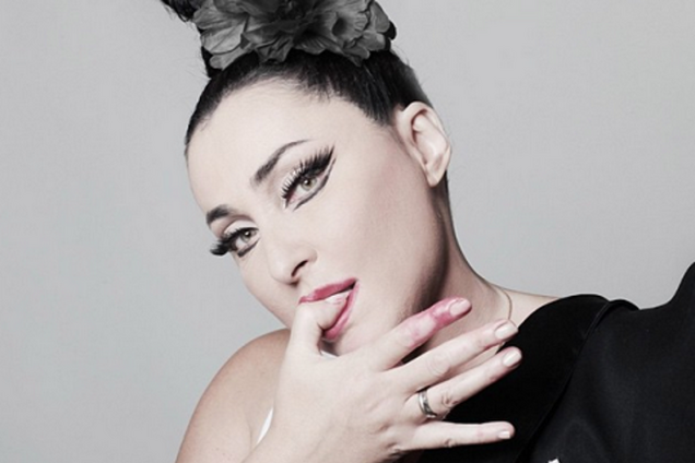 Упитанная Лолита вышла на подиум в мини