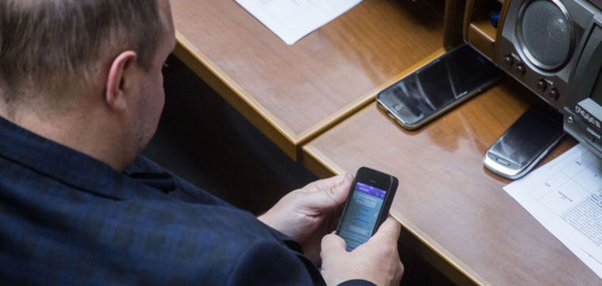 'И документы по уроду!' Мельничук в Раде торговался с Каськивым по SMS. Фотофакт