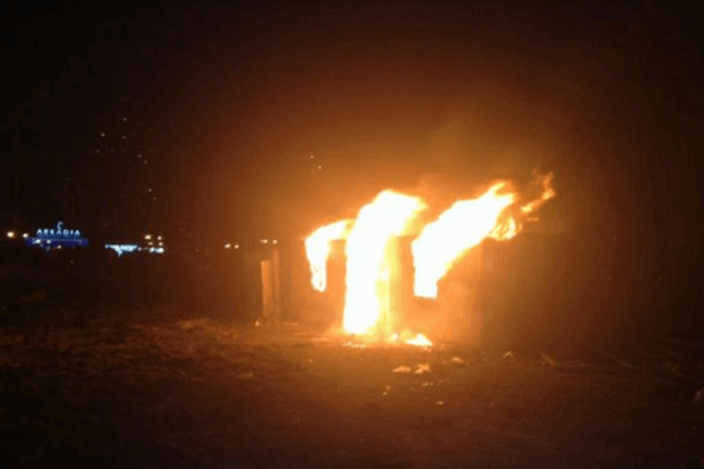 Массовая драка возле застройки в Киеве: в ход пошли шашки и петарды. Фоторепортаж