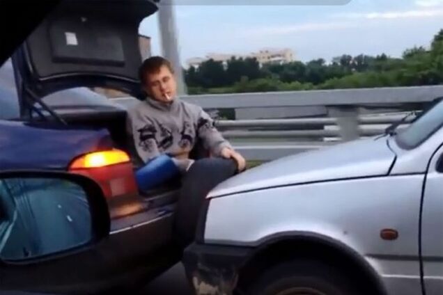 Умом Россию не понять: буксировка автомобиля в Москве взорвала интернет