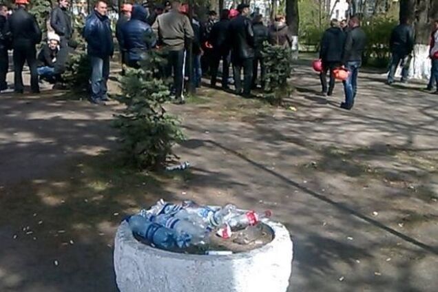 Шахтеры превратили Мариинский парк в мусорку: фотофакт