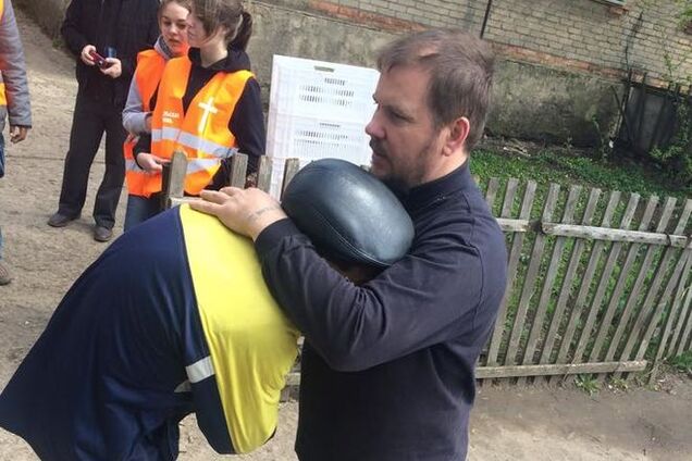 Фото дня: мужчина на Донетчине расплакался, получив бесплатный хлеб