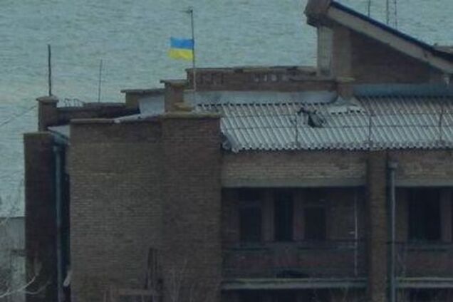 Батальон 'Донбасс' в Широкино дразнит террористов украинским флагом