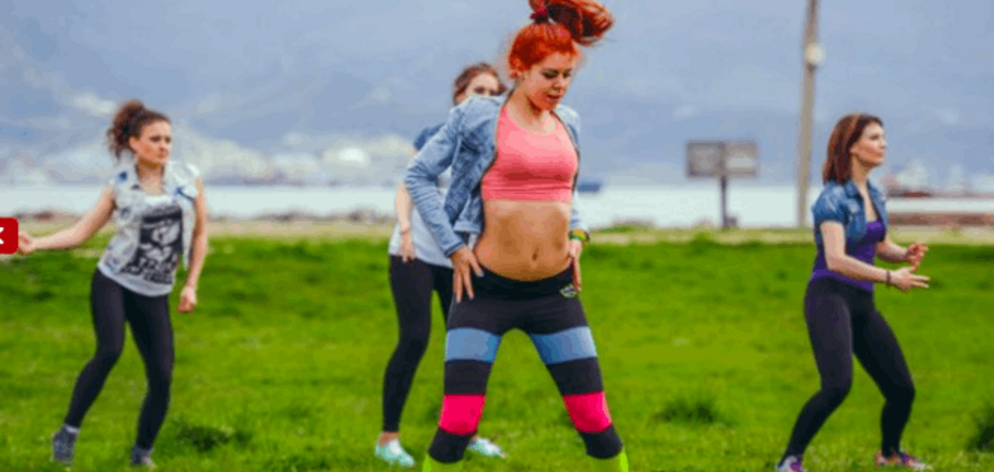 Россиянки откровенно потрясли попами на фоне мемориала