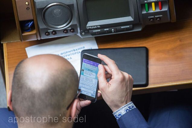 Посланный Яценюком нардеп получил SMS-похвалу за троллинг: фотофакт
