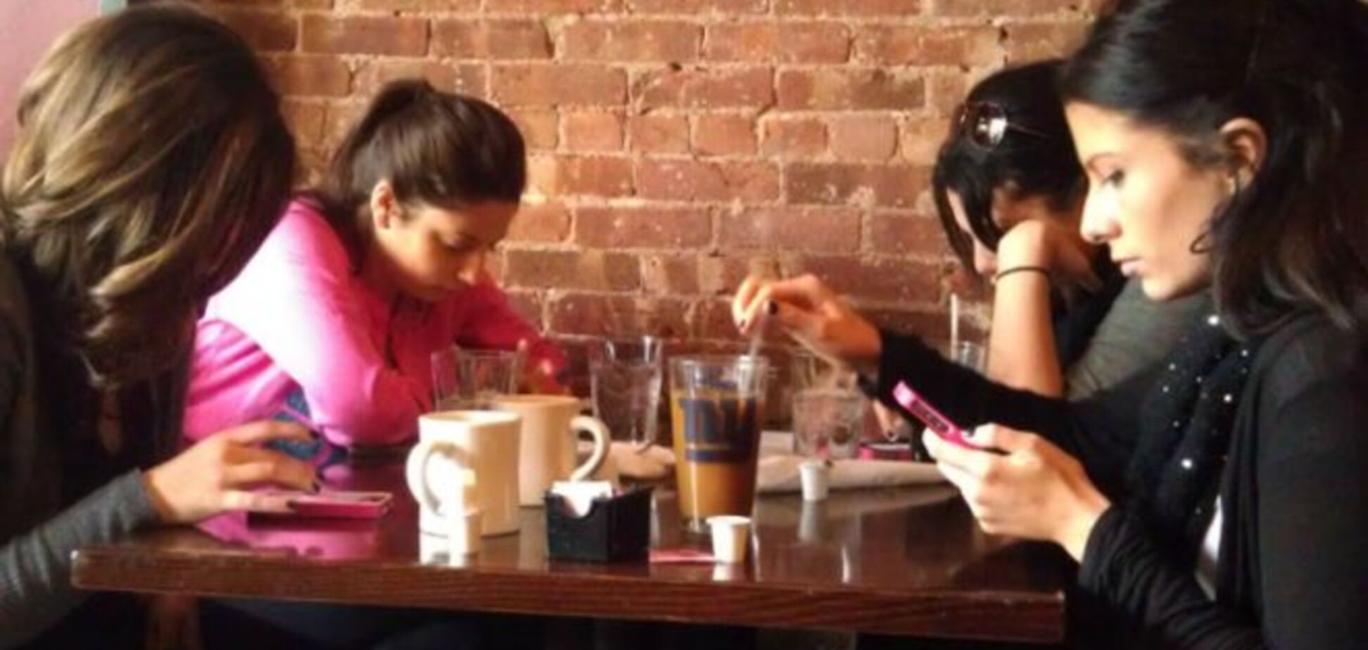 Когда я ем, я глух и нем: в ресторане Швеции сделали 'вешалки' для мобильных