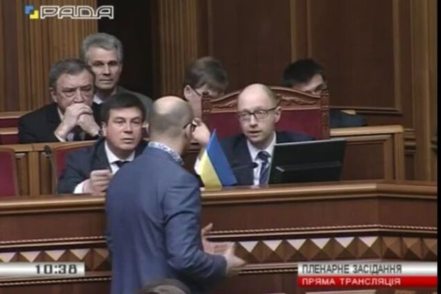 Я буду гордо флаг нести: Яценюк 'послал' нардепа, спросившего об отставке. Видеофакт