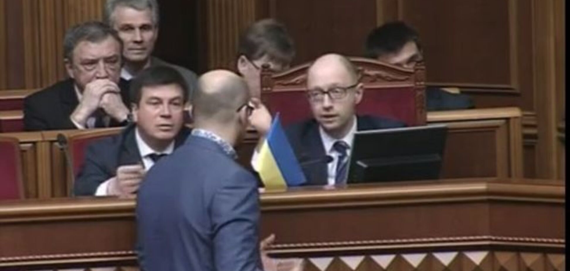 Я буду гордо флаг нести: Яценюк 'послал' нардепа, спросившего об отставке. Видеофакт