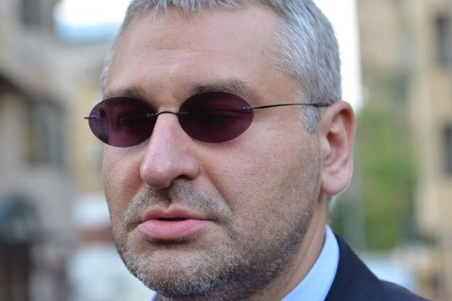 Обидевшись на обвинения в самопиаре, адвокат Савченко заявил о готовности отказаться от нее