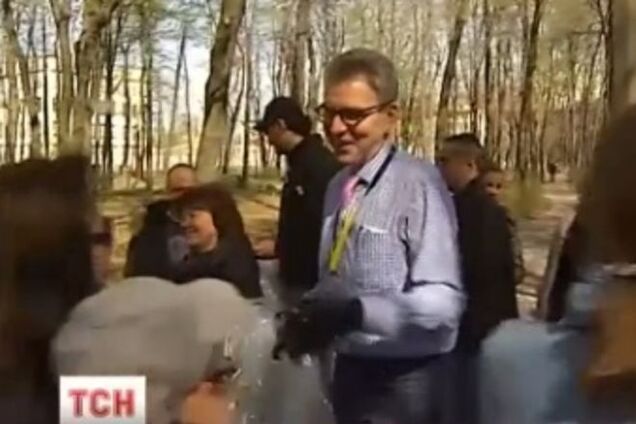 Посол США собирал в киевском парке мусор: видеофакт