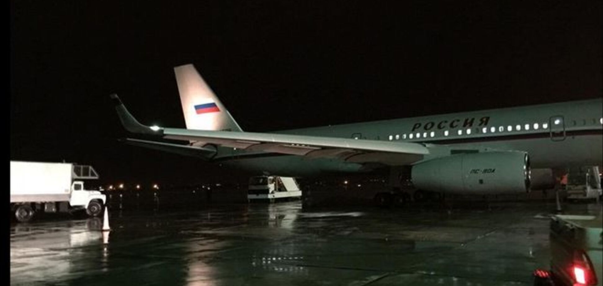 У літак з російською делегацією по шляху до Єревану вдарила блискавка