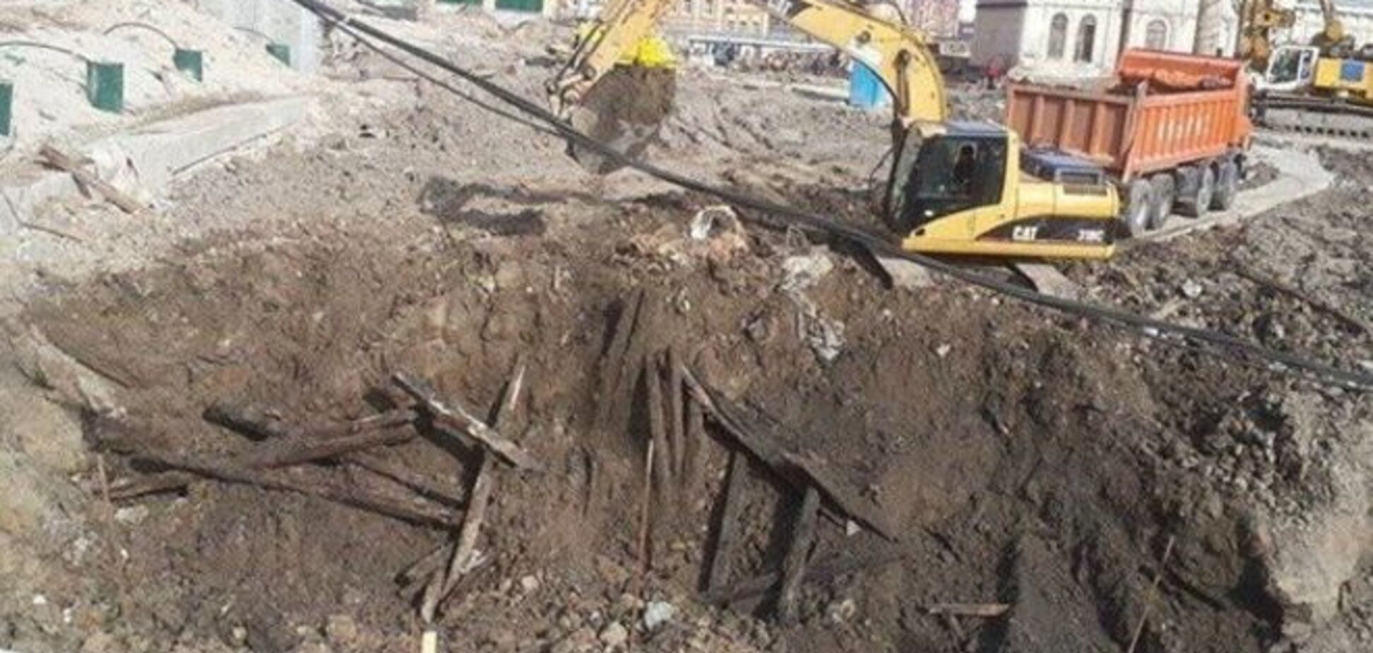 Строители 'раскопали с мясом' улицу времен Киевской Руси на Подоле