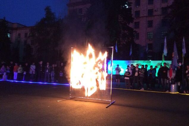 В Днепропетровске в поддержку бойцов АТО зажгли огненный тризуб: фотофакт