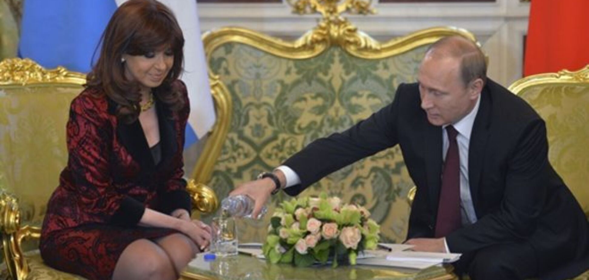 Дамський угодник: Путін обслужив президента Аргентини - відеофакт