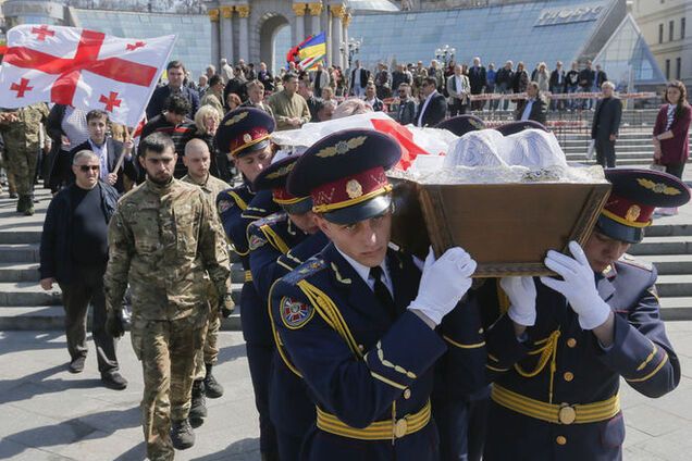 На Майдане попрощались с погибшим бойцом АТО с Грузии