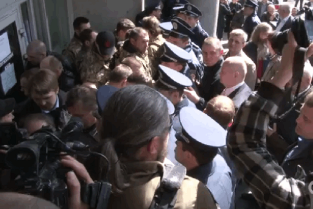 Драка и газ. Как в Киеве выбирали члена Высшего совета юстиции: фото и видео