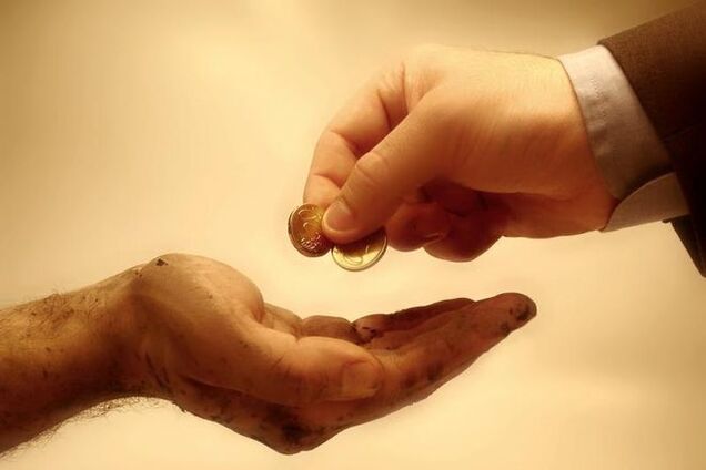 Когда украинцам повысят зарплаты и пенсии: версия премьера