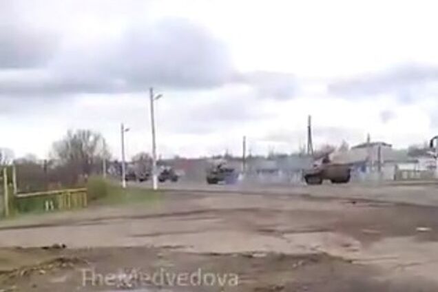 Целая вереница уникальной российской бронетехники 'засветилась' около Луганска: видеофакт