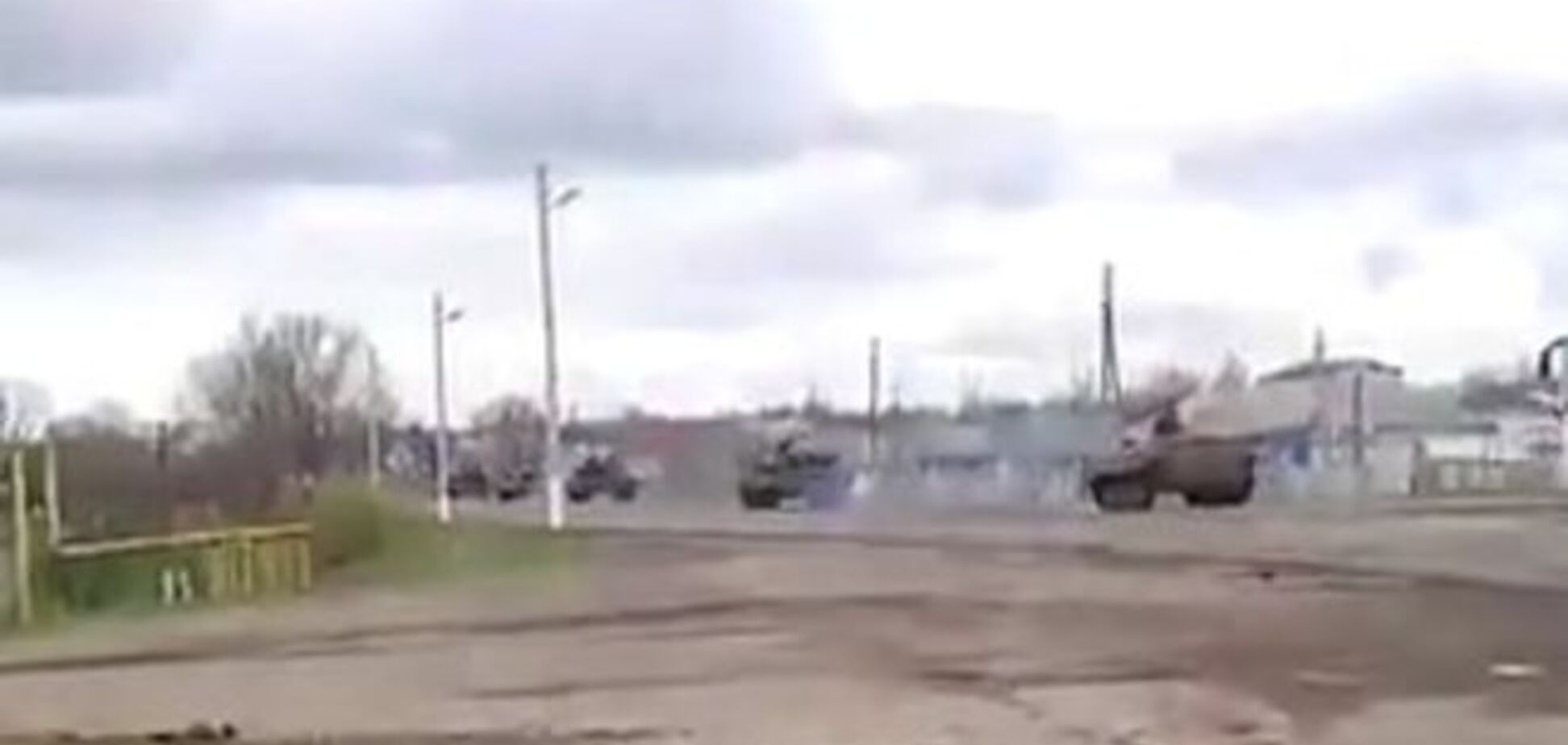 Целая вереница уникальной российской бронетехники 'засветилась' около Луганска: видеофакт