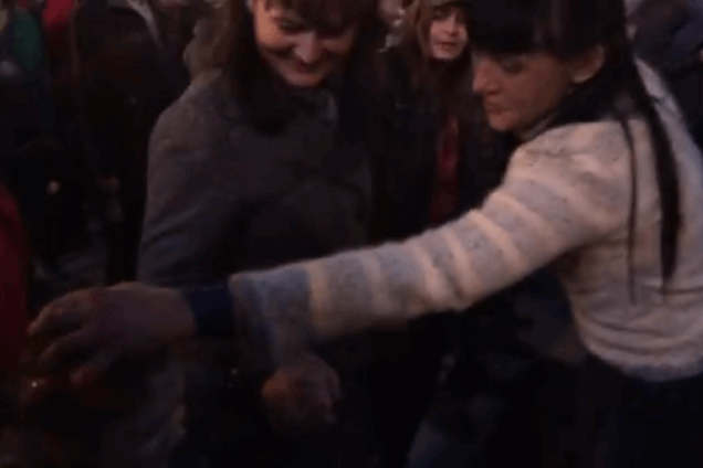 'Мы за тебя воюем': пьяная террористка в Донецке 'пригрозила' ребенку 'светлым' будущим - видеофакт