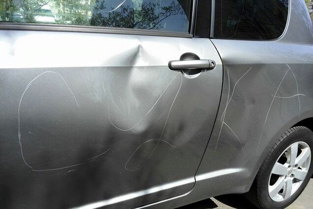 В Киеве крушат автомобили с донбасскими номерами: фотофакт