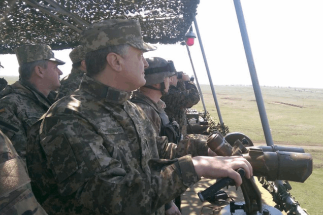 Порошенко приехал на военные учения под Николаевом: опубликованы фото