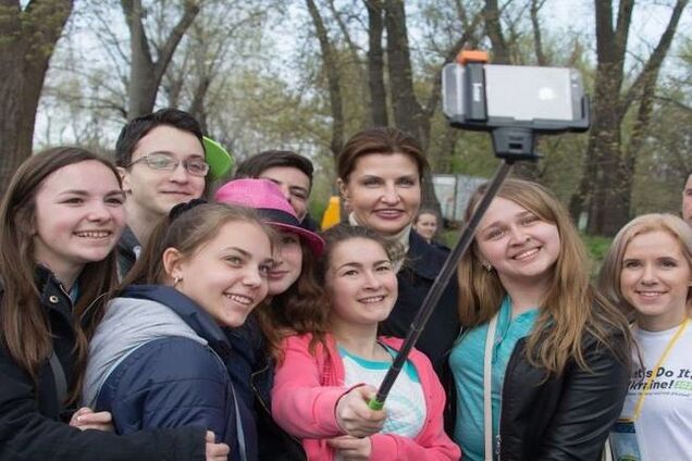 Жена Порошенко сделала селфи на уборке Труханового острова: фотофакт