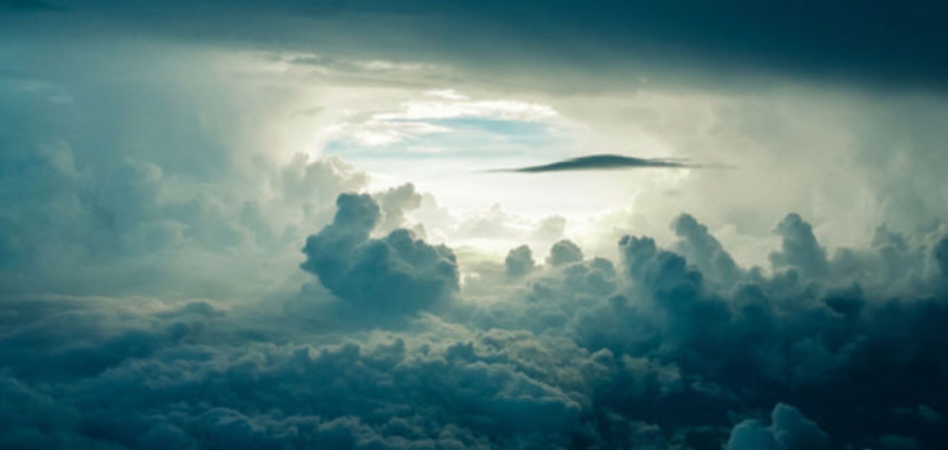 Фотограф заснял 'Око небесное' на высоте более 9 тыс. метров