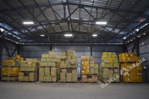 В Ильичевске таможенники нашли тысячи единиц незадекларированной техники