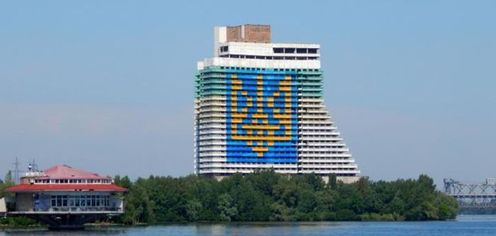 В Днепропетровске с 30 этажа гостиницы упал школьник