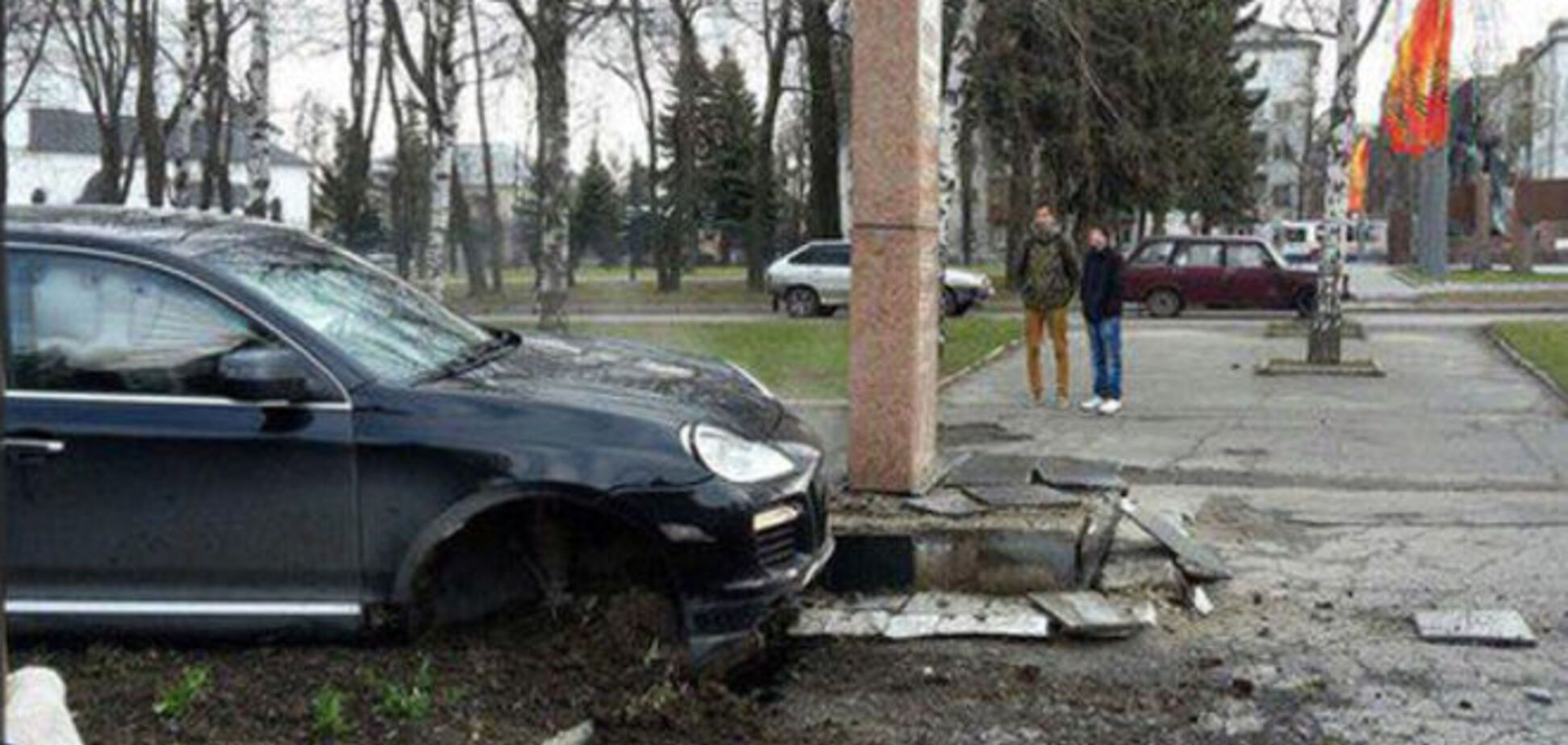 В России Porsche Cayenne протаранил стелу в честь ВОВ
