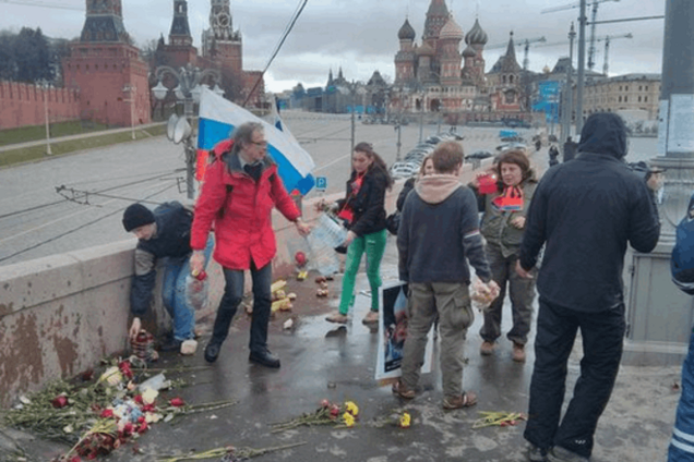 В Москве опять разгромили мемориал на месте убийства Немцова: фотофакт