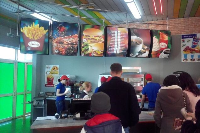 Оккупанты открыли в Крыму плагиатный McDonalds: фотофакт