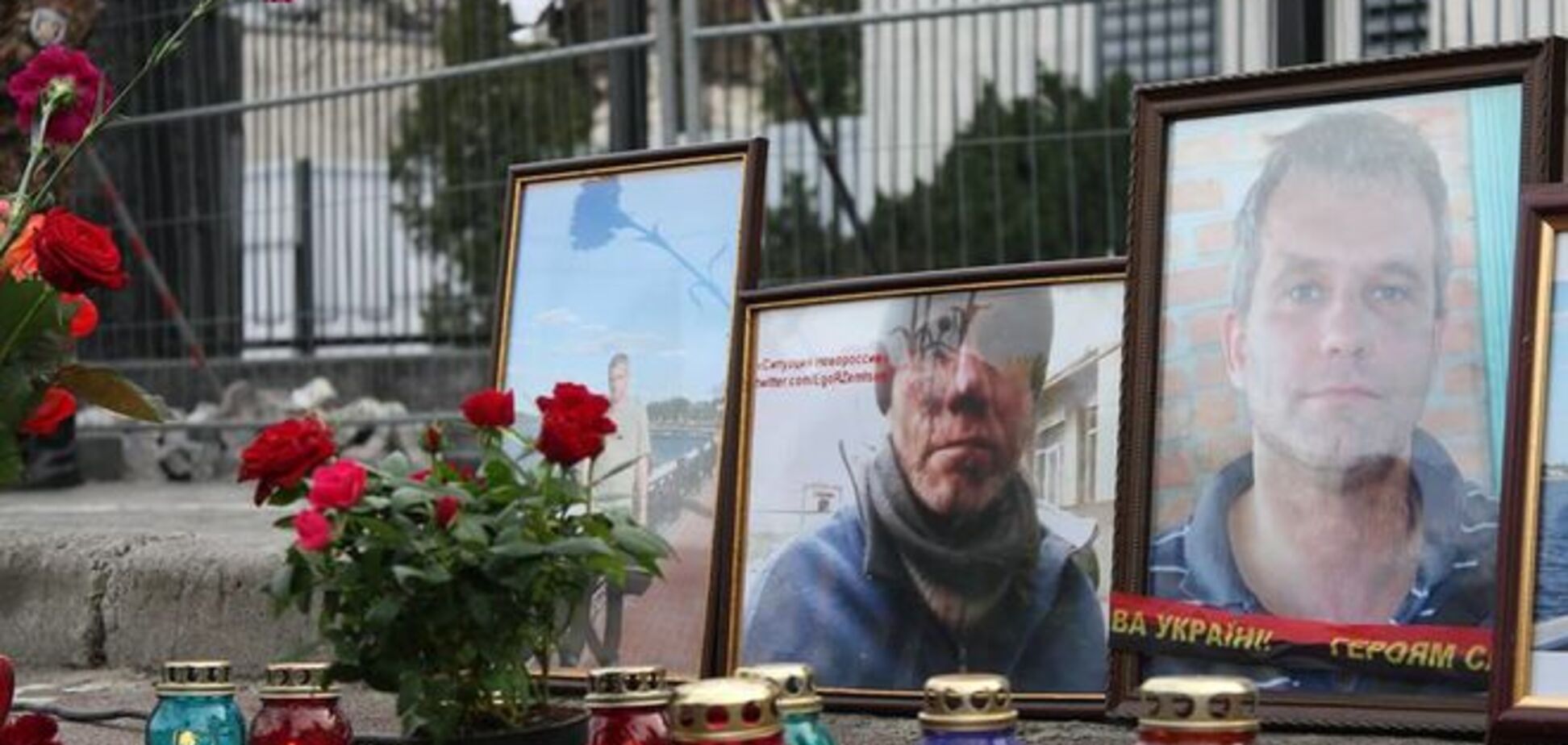 Бойцы АТО помянули погибшего товарища возле посольства России: фотофакт