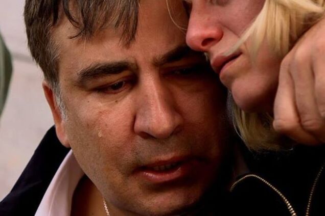 Саакашвили плакал на Майдане вместе с женой убитого бойца: фотофакт