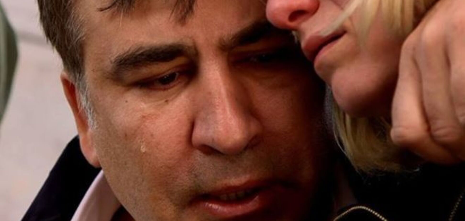 Саакашвили плакал на Майдане вместе с женой убитого бойца: фотофакт