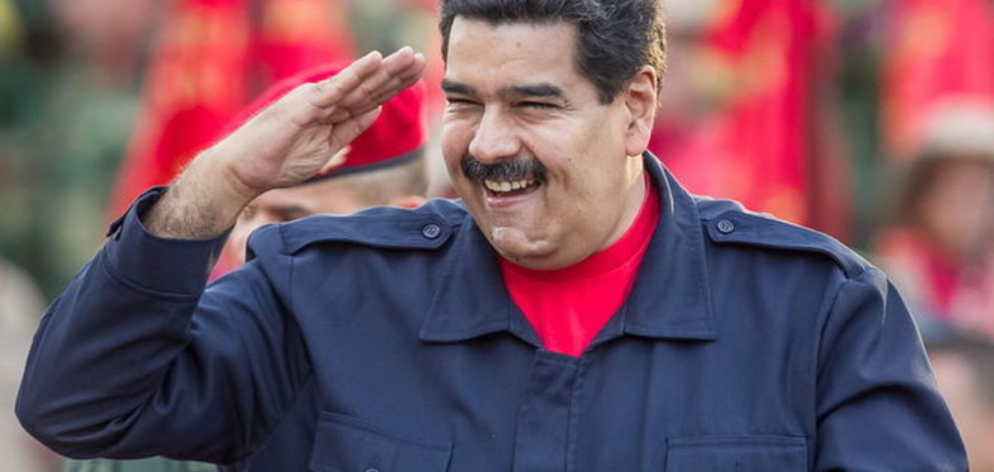 Президент Венесуэлы подарил дом женщине, бросившей в него манго