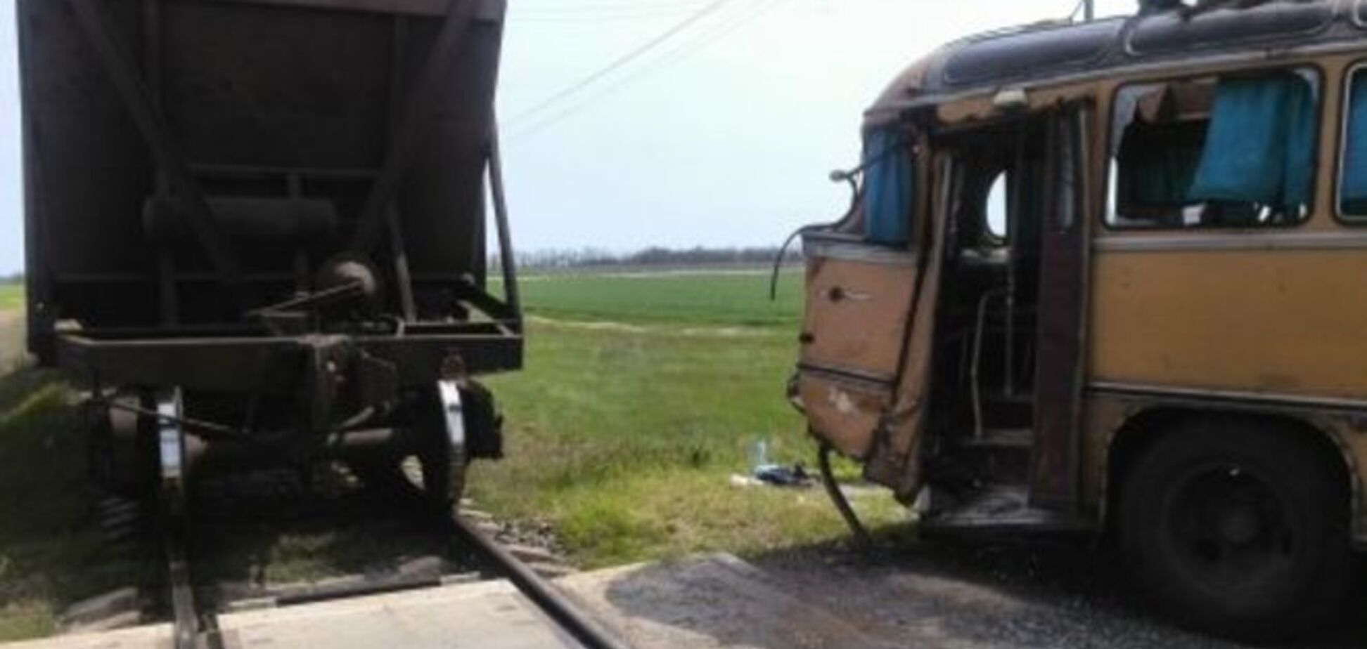 В Каховке 'ПАЗ' столкнулся с поездом, есть жертвы: фото и видео ДТП