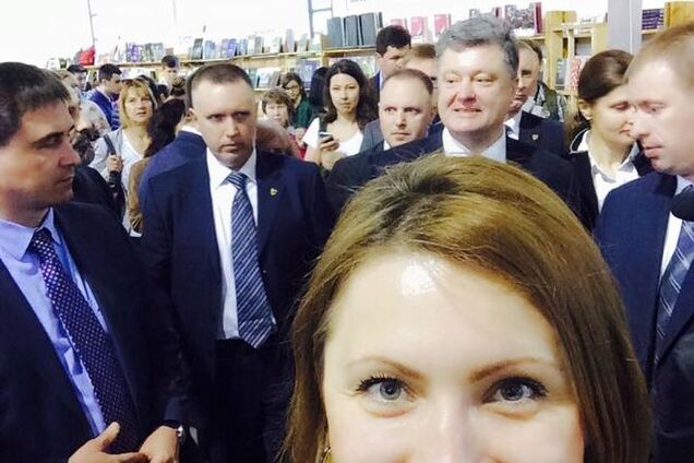 Украинка умудрилась сделать случайное селфи с Порошенко: фотофакт