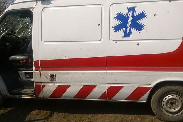 Террористы прицельно обстреляли 'скорую' близ Широкино: фотодоказательства