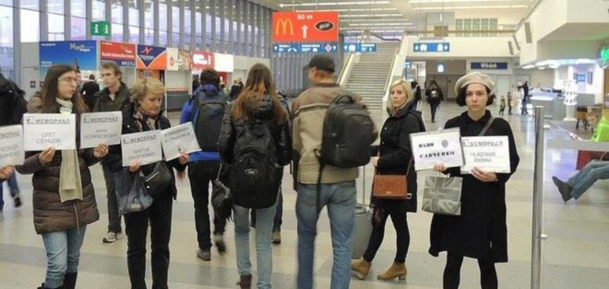'Напрасное ожидание': в пражском аэропорту россиян регулярно встречают 'жертвы Путина'