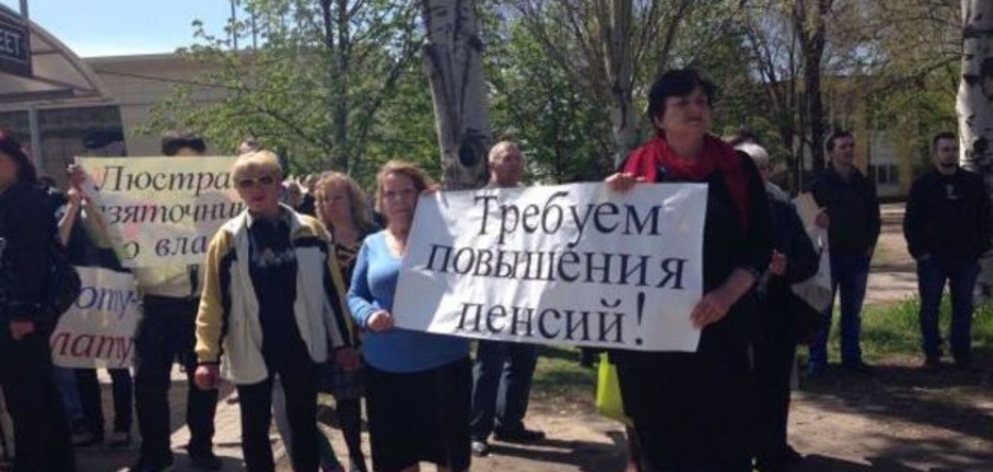 В Запорожье на митинге подрались активисты и самооборона: фотофакт