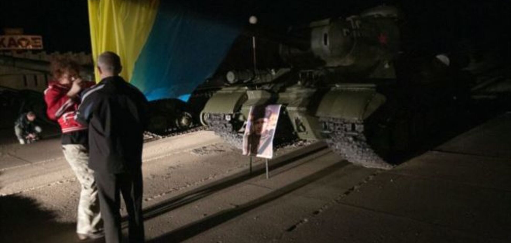 'Оккупанты – вон': белорусы с танком встречают путинских 'волков': фотофакт