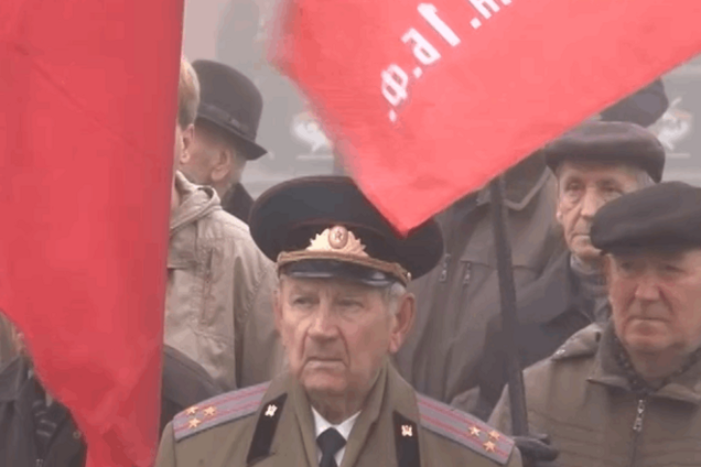 Накорми коммуниста: в Чернигове меняют советские флаги на еду