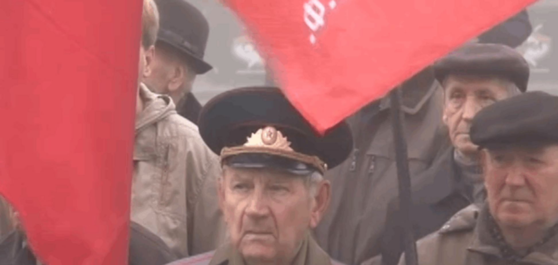 Накорми коммуниста: в Чернигове меняют советские флаги на еду