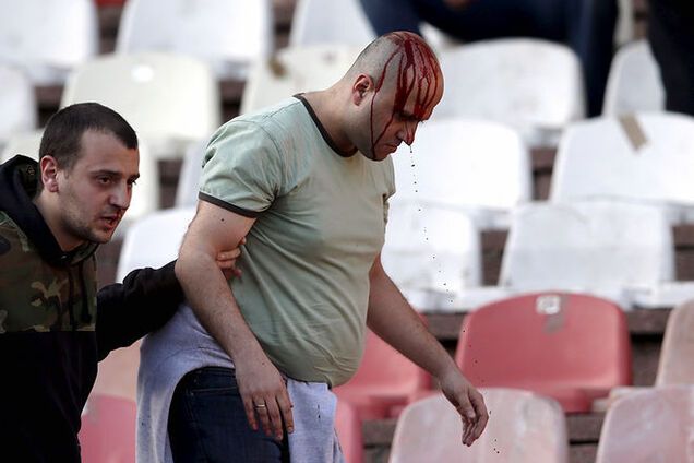 В Сербии фанаты устроили кровавое побоище с полицией: жуткие кадры